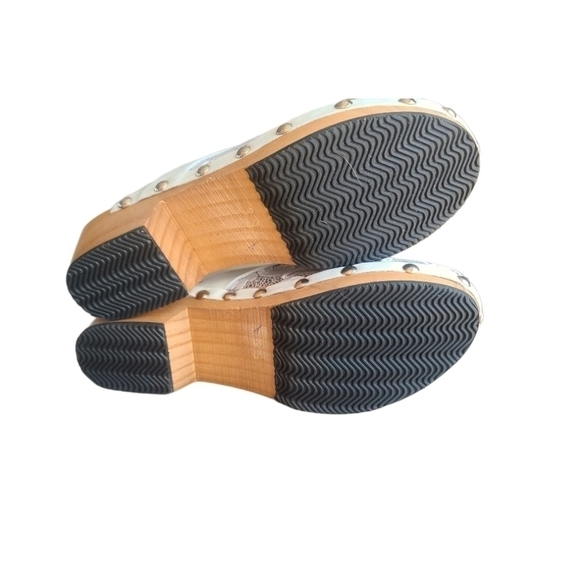 39 - Johnny Was | Dormi Embroidered Clog - Picture 3 of 8